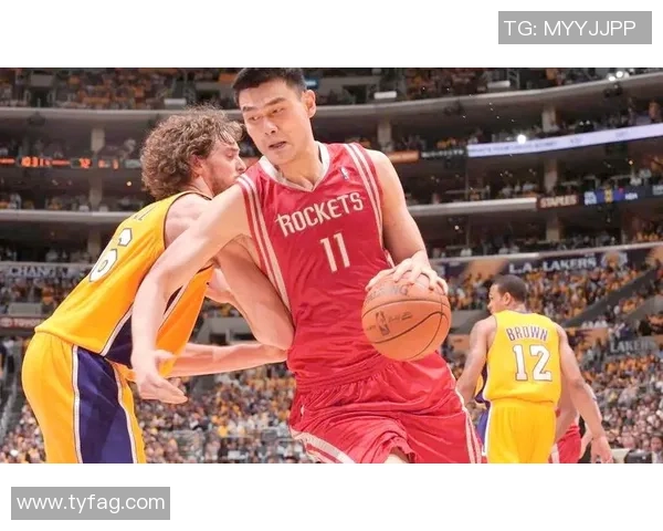 姚明的魔法篮球之旅展现了超凡技艺与无尽魅力